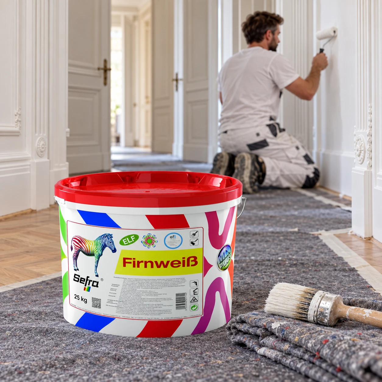 SEFRA Firnweiß ELF 25 kg im Altbau-Flur, die Wand wird mit der Rolle gestrichen, der Boden ist mit Malervlies abgedeckt
